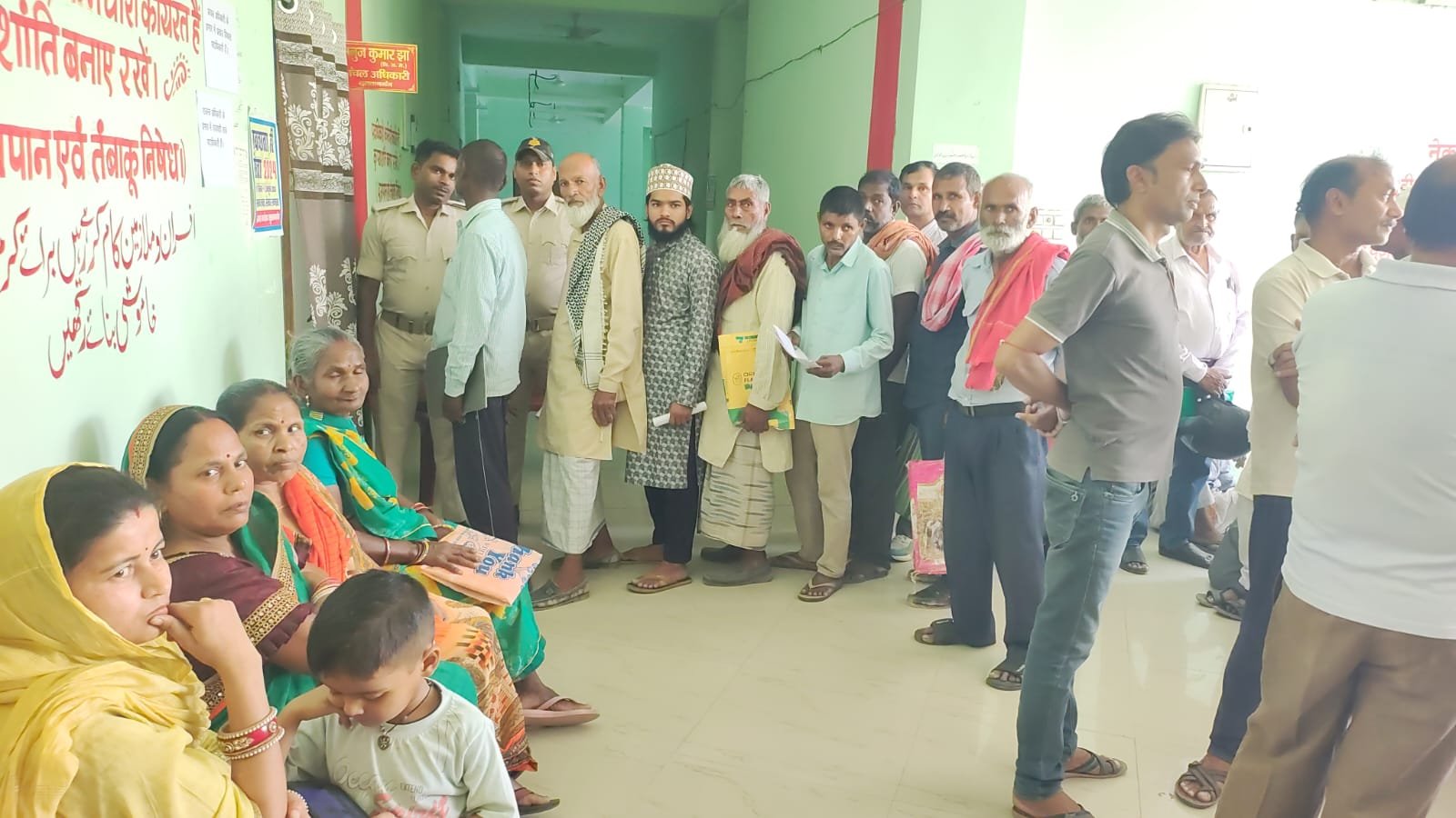 सुल्तानगंज अंचल कार्यालय के जनता दरबार में अव्यवस्था, प्रशासन की कार्यशैली पर उठे सवाल | New India Times