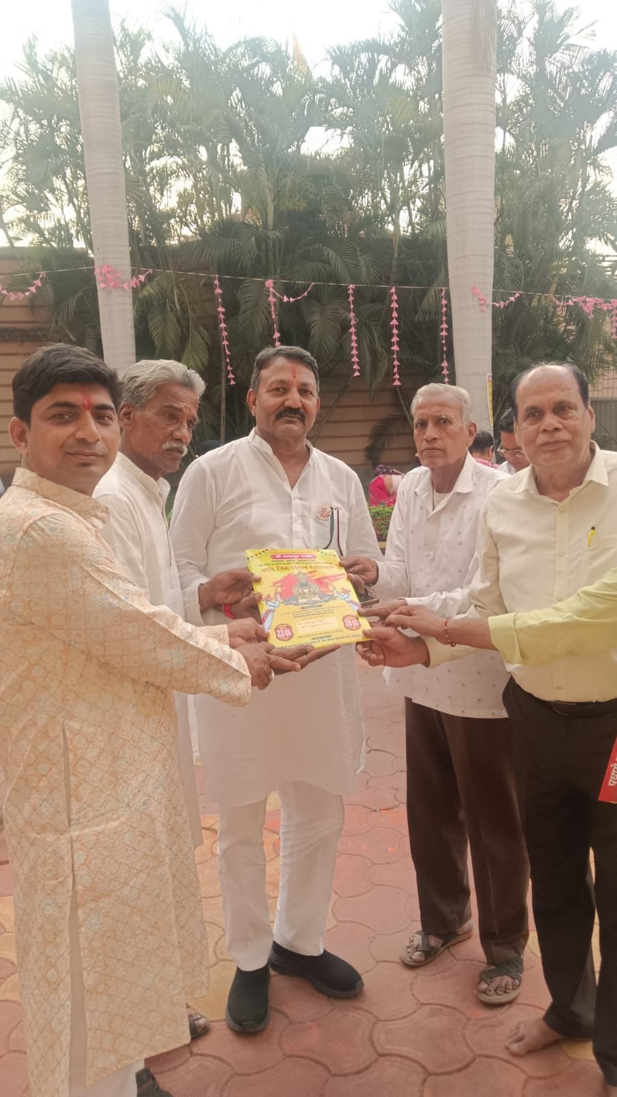 जैन समाज के प्रतिष्ठा महोत्सव हेतु मंत्री चैतन्य काश्यप को आमंत्रण, 22 से 26 अप्रैल तक होगा भव्य आयोजन 1 जैन समाज के प्रतिष्ठा महोत्सव हेतु मंत्री चैतन्य काश्यप को आमंत्रण, 22 से 26 अप्रैल तक होगा भव्य आयोजन | New India Times