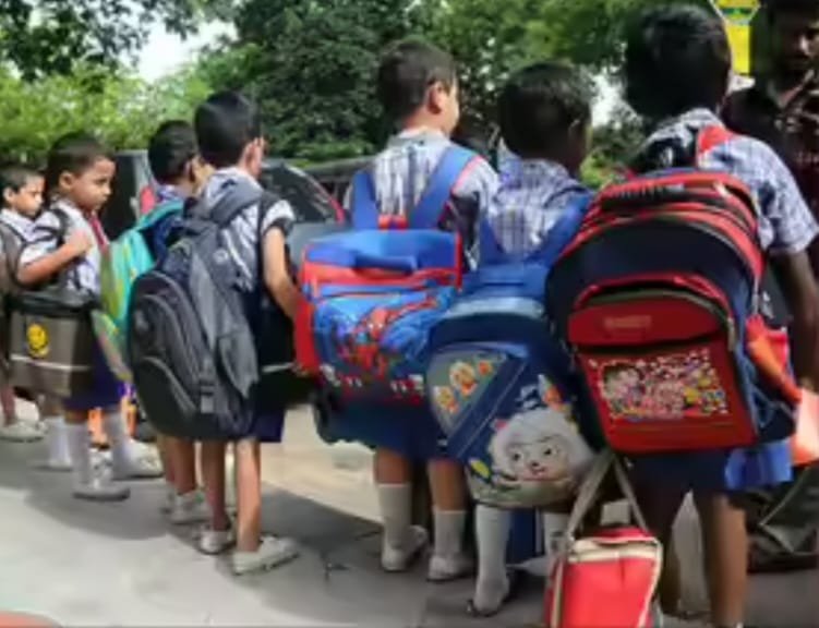 महंगे कोर्स और फीस के बोझ से दब रही शिक्षा, अभिभावकों को राहत दिलाने की मांग 1 महंगे कोर्स और फीस के बोझ से दब रही शिक्षा, अभिभावकों को राहत दिलाने की मांग | New India Times