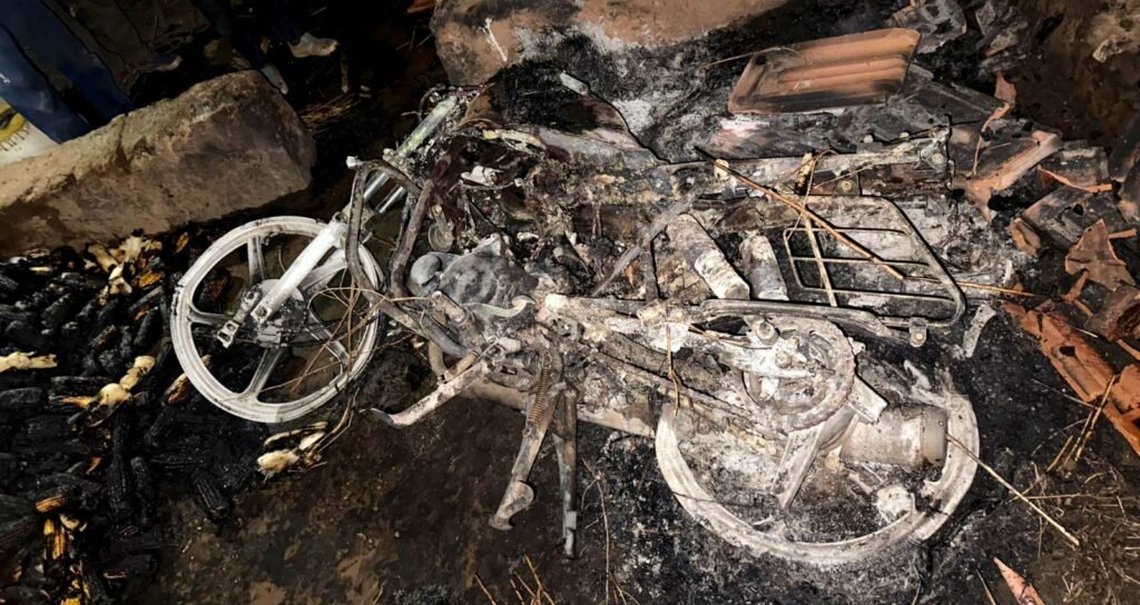 जमीनी विवाद ने लिया हिंसक रूप, घर में आगजनी और दंपति पर हमला, बाइक जलकर खाक 2 जमीनी विवाद ने लिया हिंसक रूप, घर में आगजनी और दंपति पर हमला, बाइक जलकर खाक | New India Times