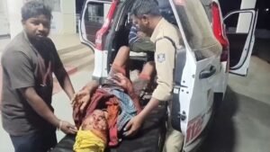 जमीनी विवाद ने लिया हिंसक रूप, घर में आगजनी और दंपति पर हमला, बाइक जलकर खाक