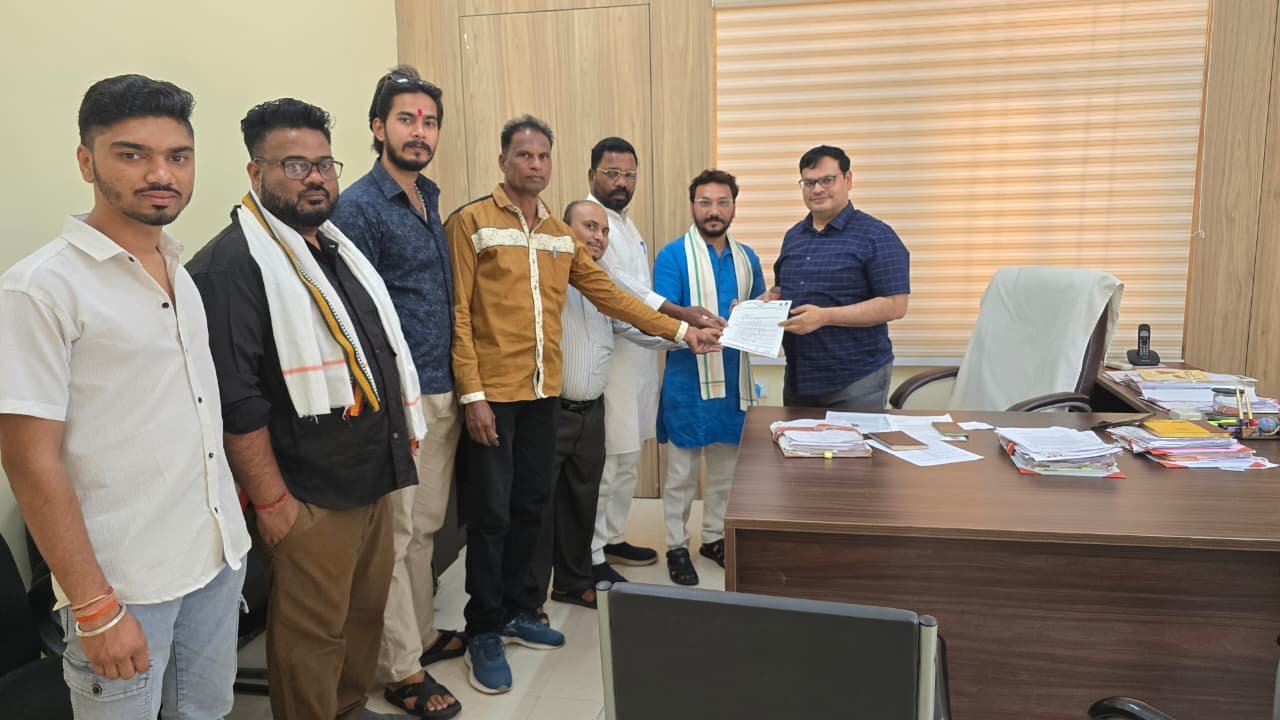 नगर कांग्रेस कमेटी पांदुर्णा ने कलेक्टर को सौंपा ज्ञापन, ग्रामीण छात्रों को प्रवेश और रिक्त भवनों में स्कूल शुरू करने की मांग | New India Times