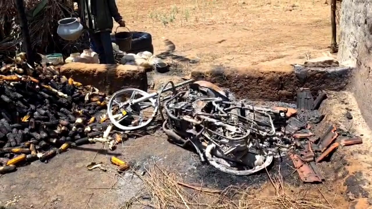 बुजुर्ग दंपत्ति पर जानलेवा हमला कर घर व मोटरसाइकिल में आग लगाने वाले आरोपी सहित दो नाबालिग 24 घंटे में गिरफ्तार | New India Times