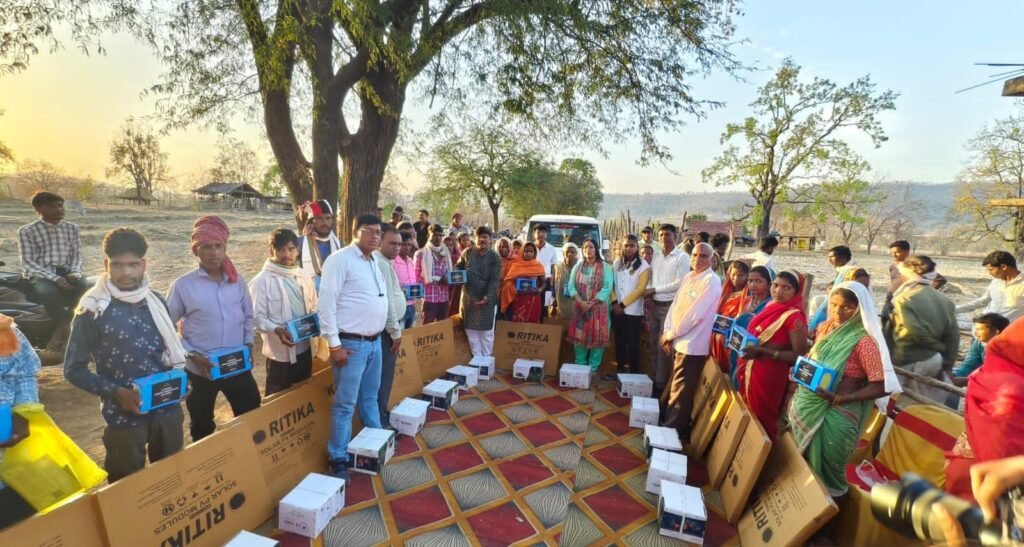 अंतिम छोर टेमरू में 150 परिवारों को निशुल्क सोलर पैनल वितरित, पानी की पाइपलाइन बिछाने के दिए निर्देश 3 अंतिम छोर टेमरू में 150 परिवारों को निशुल्क सोलर पैनल वितरित, पानी की पाइपलाइन बिछाने के दिए निर्देश | New India Times