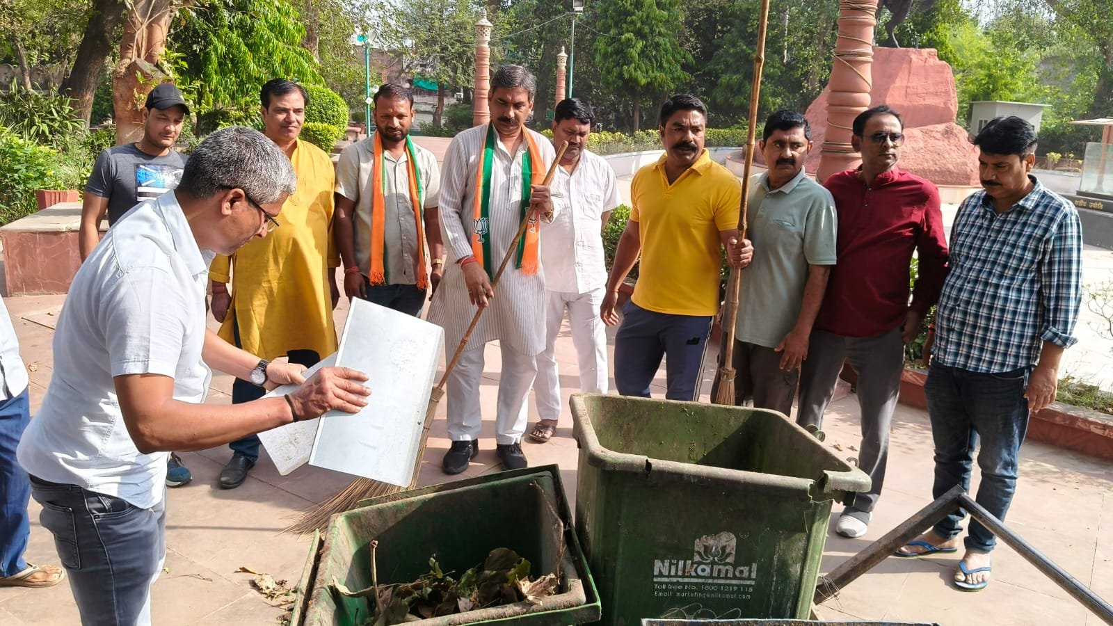 महारानी लक्ष्मीबाई समाधि स्थल परिसर में चला स्वच्छता अभियान, भाजपा कार्यकर्ताओं ने की सफाई 1 महारानी लक्ष्मीबाई समाधि स्थल परिसर में चला स्वच्छता अभियान, भाजपा कार्यकर्ताओं ने की सफाई | New India Times