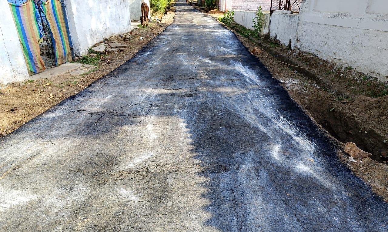 यह कैसा निर्माण! 2 दिन पहले बनी सड़क में जगह-जगह पड़ी दरारें, ग्रामीणों ने जांच की उठाई मांग | New India Times