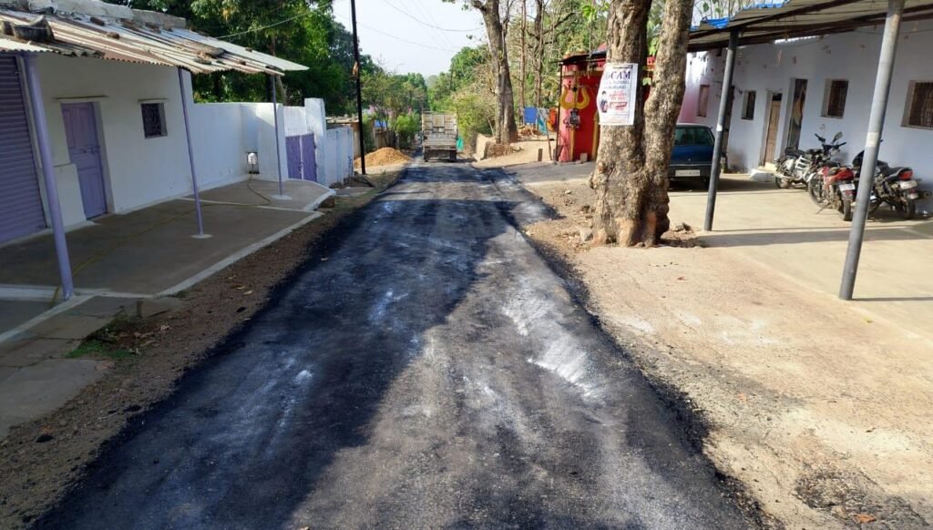 यह कैसा निर्माण! 2 दिन पहले बनी सड़क में जगह-जगह पड़ी दरारें, ग्रामीणों ने जांच की उठाई मांग | New India Times