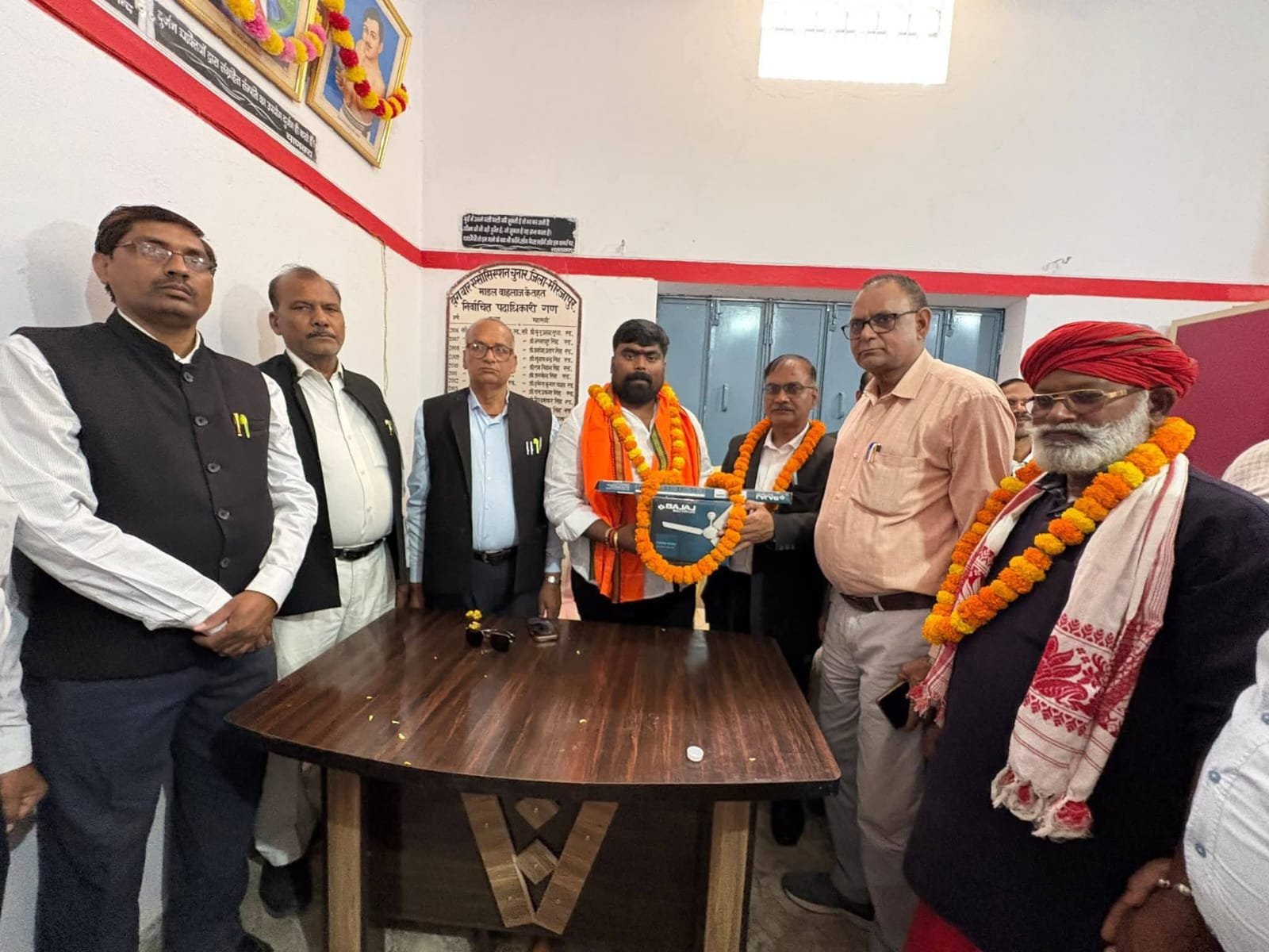 समाजसेवा की मिसाल: अंकित सिंह पटेल ने चुनार तहसील के नए सभागार हेतु 10 सीलिंग फैन किए भेंट | New India Times