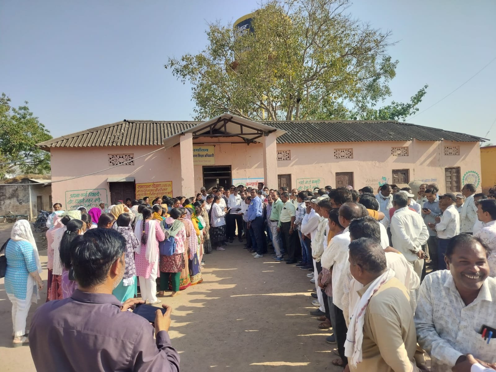 टीईटी अनिवार्यता के विरोध में तिरला में शिक्षकों का प्रदर्शन, सरकार को चेतावनी—मांगें नहीं मानी तो करेंगे तालाबंदी 1 टीईटी अनिवार्यता के विरोध में तिरला में शिक्षकों का प्रदर्शन, सरकार को चेतावनी—मांगें नहीं मानी तो करेंगे तालाबंदी | New India Times