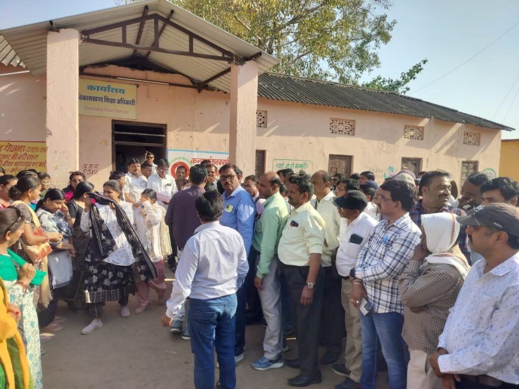 टीईटी अनिवार्यता के विरोध में तिरला में शिक्षकों का प्रदर्शन, सरकार को चेतावनी—मांगें नहीं मानी तो करेंगे तालाबंदी 2 टीईटी अनिवार्यता के विरोध में तिरला में शिक्षकों का प्रदर्शन, सरकार को चेतावनी—मांगें नहीं मानी तो करेंगे तालाबंदी | New India Times