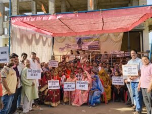 धरने के तीसरे दिन नपा अध्यक्ष सहित महिलाओं ने संभाला मोर्चा, प्रशासनिक कार्रवाई के विरोध में बढ़ा जनआक्रोश