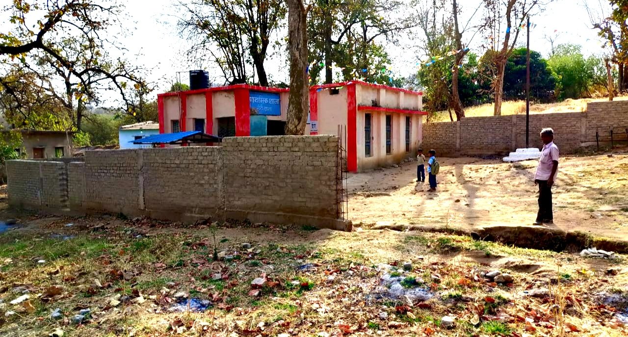 प्राथमिक शाला हेटी ढाना में सड़क न होने से विद्यार्थियों और शिक्षकों को आवागमन में भारी परेशानी | New India Times