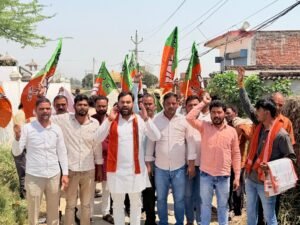 महुआ पाठक गांव में भाजपा का ‘गांव बस्ती चलो’ अभियान, घर-घर पहुंचकर दी सरकारी योजनाओं की जानकारी