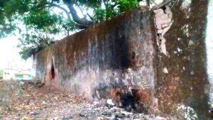 सेंट्रल बैंक–पोस्ट ऑफिस की जर्जर बाउंड्री बनी हादसे का खतरा, ग्रामीणों ने मरम्मत की उठाई मांग