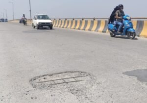 ओवरलोड वाहनों से जर्जर हुआ चुनार गंगा पुल, हादसे का बढ़ता खतरा; प्रशासन की अनदेखी पर उठे सवाल