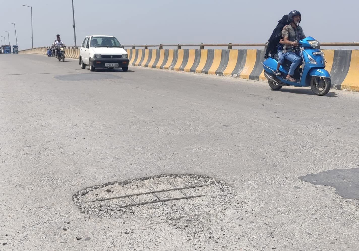 ओवरलोड वाहनों से जर्जर हुआ चुनार गंगा पुल, हादसे का बढ़ता खतरा; प्रशासन की अनदेखी पर उठे सवाल | New India Times