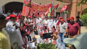 जबरन लगाए जा रहे स्मार्ट मीटरों के विरोध में समाजवादी पार्टी का अनोखा प्रदर्शन, प्रशासन के खिलाफ जमकर नारेबाजी