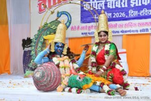 गोला के ऐतिहासिक चैती मेला मंच पर कपिल बाबरा ग्रुप की भव्य झांकियों ने मोहा दर्शकों का मन