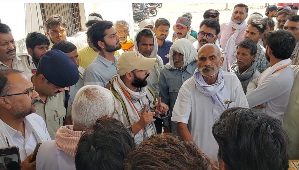 ब्याज के दबाव से तंग युवक ने खाया जहर, अमानगंज में मौत के बाद परिजनों का थाने में प्रदर्शन | New India Times