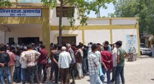 ब्याज के दबाव से तंग युवक ने खाया जहर, अमानगंज में मौत के बाद परिजनों का थाने में प्रदर्शन