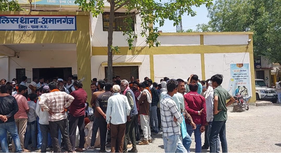 ब्याज के दबाव से तंग युवक ने खाया जहर, अमानगंज में मौत के बाद परिजनों का थाने में प्रदर्शन | New India Times