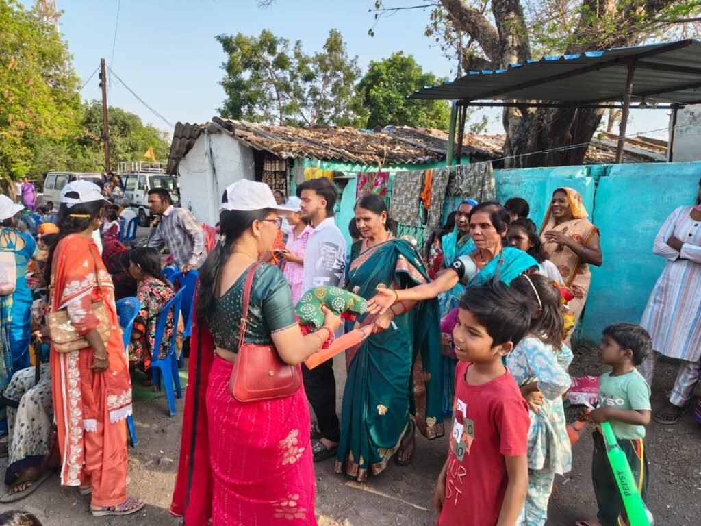 परासिया वार्ड 10 में कपड़ा बैंक की सराहनीय पहल, सैकड़ों जरूरतमंदों को निःशुल्क कपड़े वितरित 3 परासिया वार्ड 10 में कपड़ा बैंक की सराहनीय पहल, सैकड़ों जरूरतमंदों को निःशुल्क कपड़े वितरित | New India Times