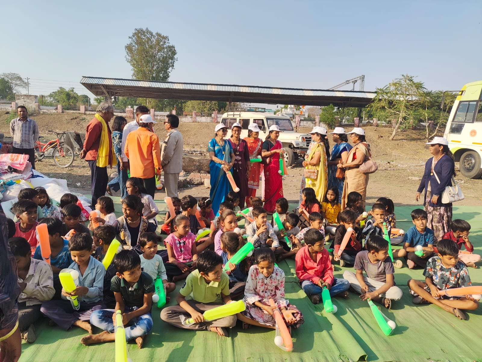 परासिया वार्ड 10 में कपड़ा बैंक की सराहनीय पहल, सैकड़ों जरूरतमंदों को निःशुल्क कपड़े वितरित 1 परासिया वार्ड 10 में कपड़ा बैंक की सराहनीय पहल, सैकड़ों जरूरतमंदों को निःशुल्क कपड़े वितरित | New India Times