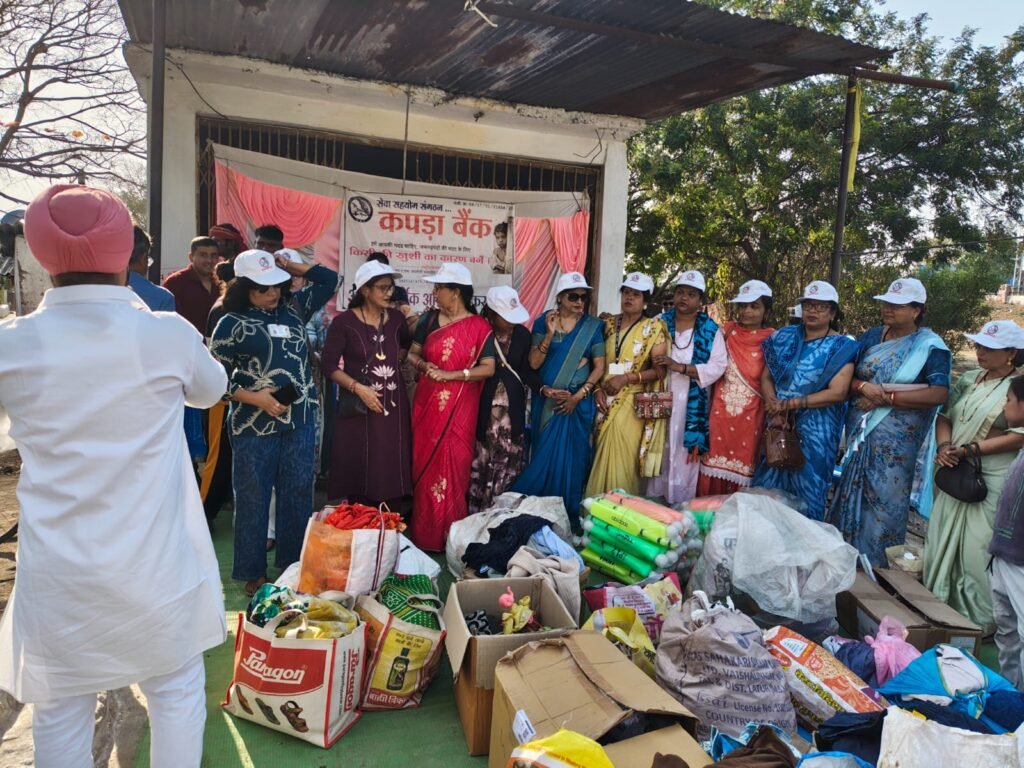 परासिया वार्ड 10 में कपड़ा बैंक की सराहनीय पहल, सैकड़ों जरूरतमंदों को निःशुल्क कपड़े वितरित 2 परासिया वार्ड 10 में कपड़ा बैंक की सराहनीय पहल, सैकड़ों जरूरतमंदों को निःशुल्क कपड़े वितरित | New India Times