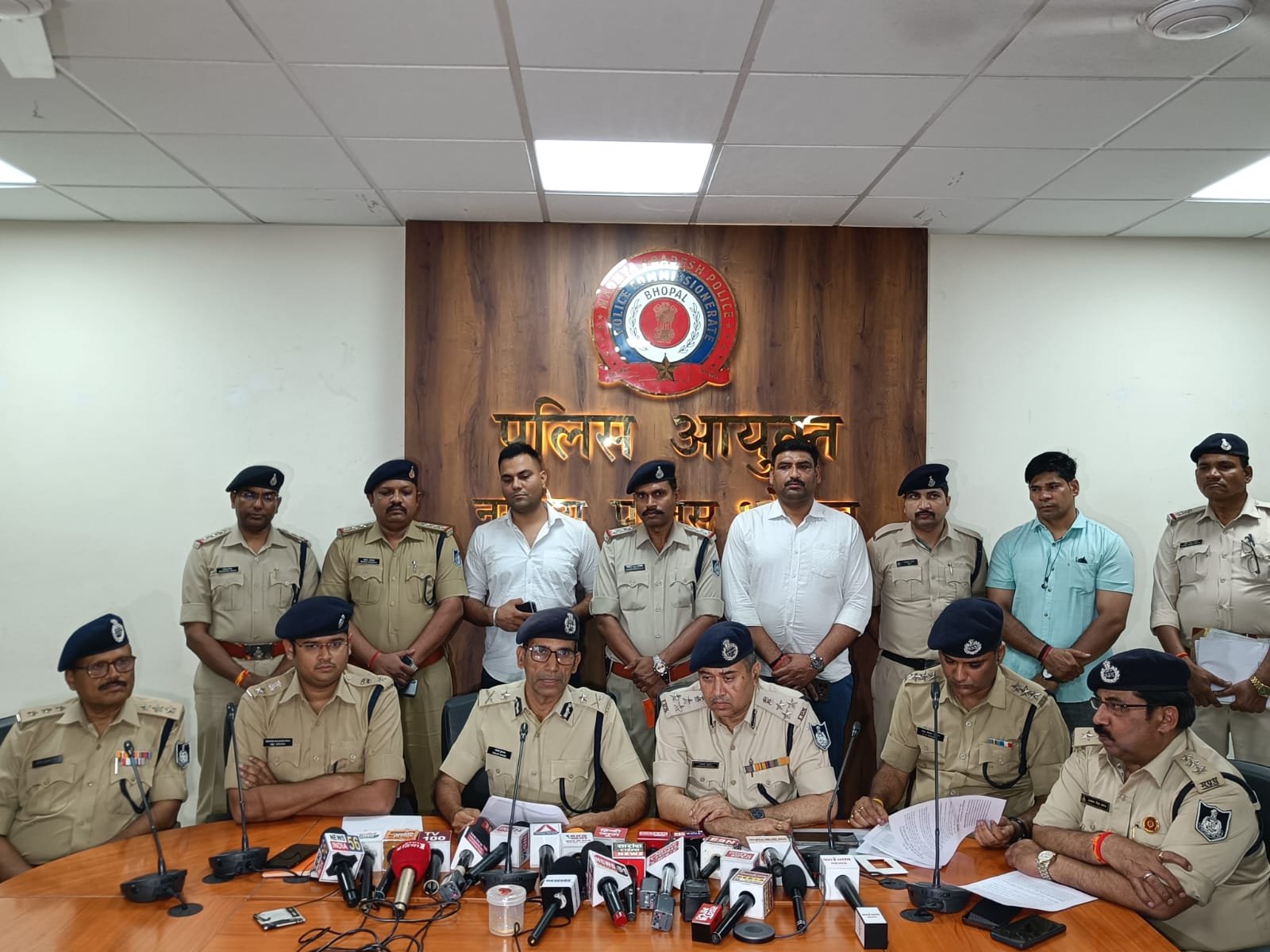 भोपाल में 17 लाख की लूट का खुलासा: महिला समेत 4 आरोपी गिरफ्तार, सोने का कड़ा बरामद | New India Times