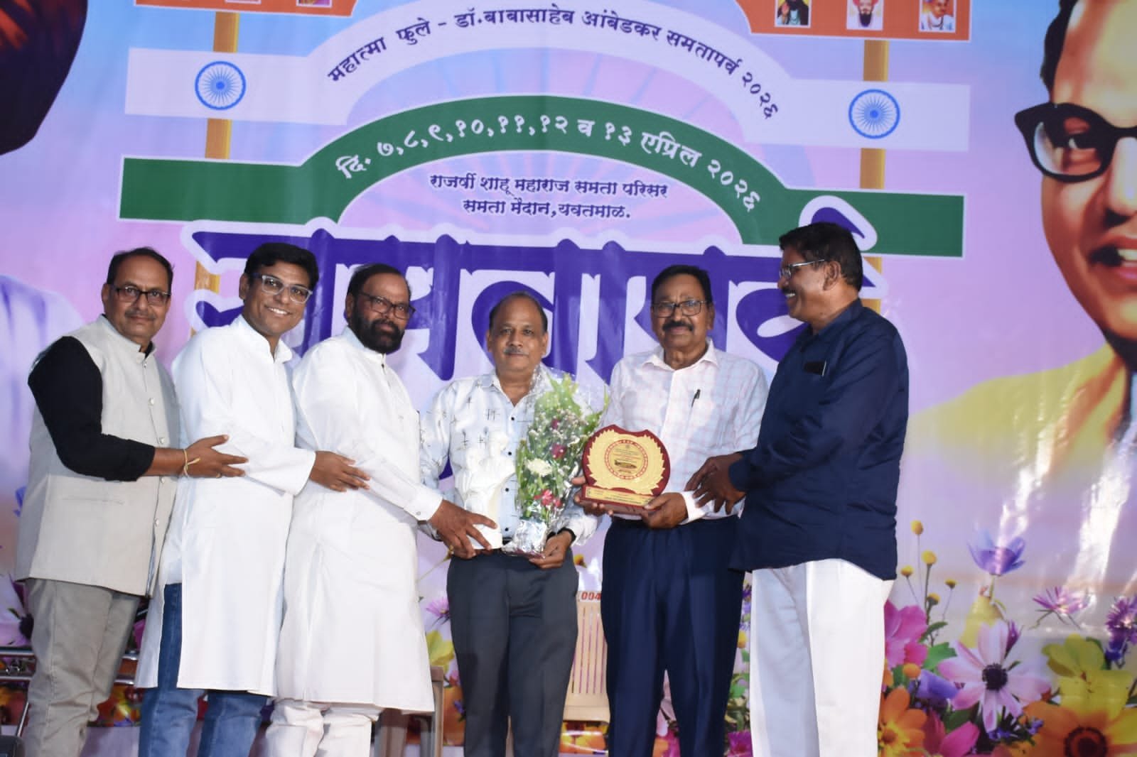 यवतमाल में फोटोग्राफर संतोष डोमाळे का सम्मान, 21 वर्षों से समता पर्व का किया निरंतर छायांकन | New India Times