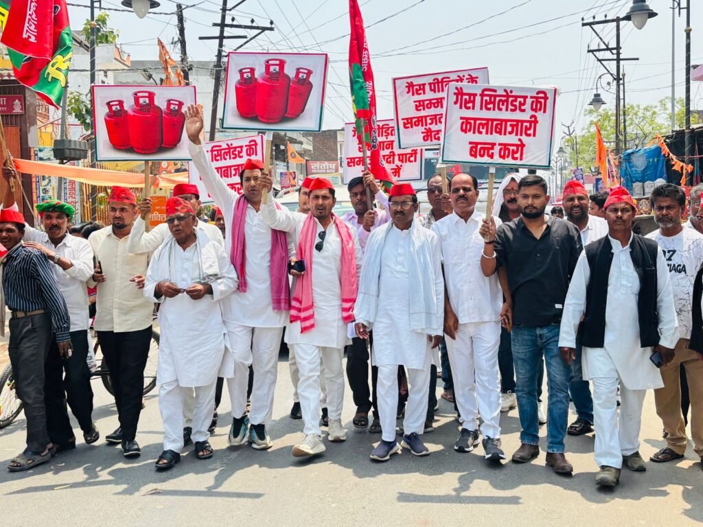 इटवा में गैस संकट और कालाबाजारी के खिलाफ सपा का प्रदर्शन, एसडीएम को सौंपा 6 सूत्रीय ज्ञापन | New India Times