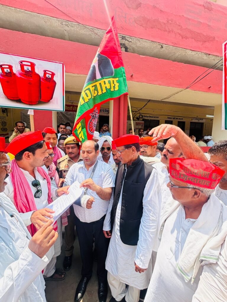 इटवा में गैस संकट और कालाबाजारी के खिलाफ सपा का प्रदर्शन, एसडीएम को सौंपा 6 सूत्रीय ज्ञापन | New India Times