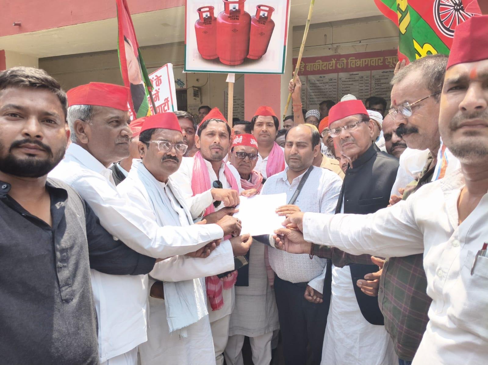 इटवा में गैस संकट और कालाबाजारी के खिलाफ सपा का प्रदर्शन, एसडीएम को सौंपा 6 सूत्रीय ज्ञापन | New India Times