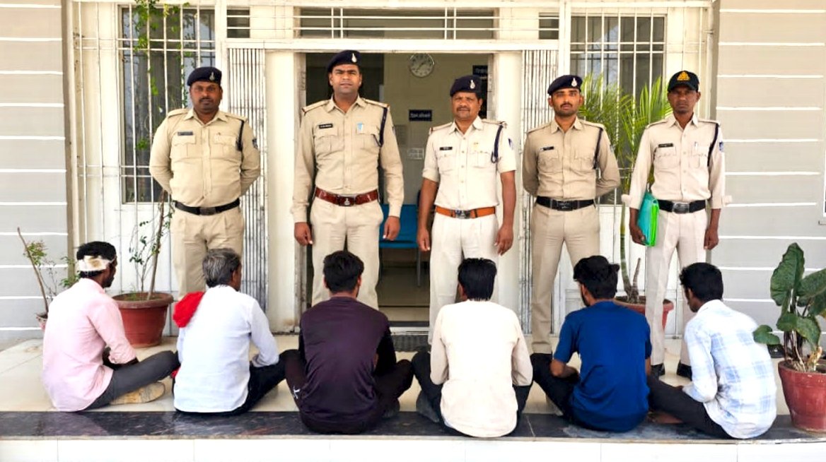 जमीन विवाद में कुल्हाड़ी व डंडों से हमला करने वाले 6 आरोपी गिरफ्तार, सभी को भेजा गया जेल | New India Times