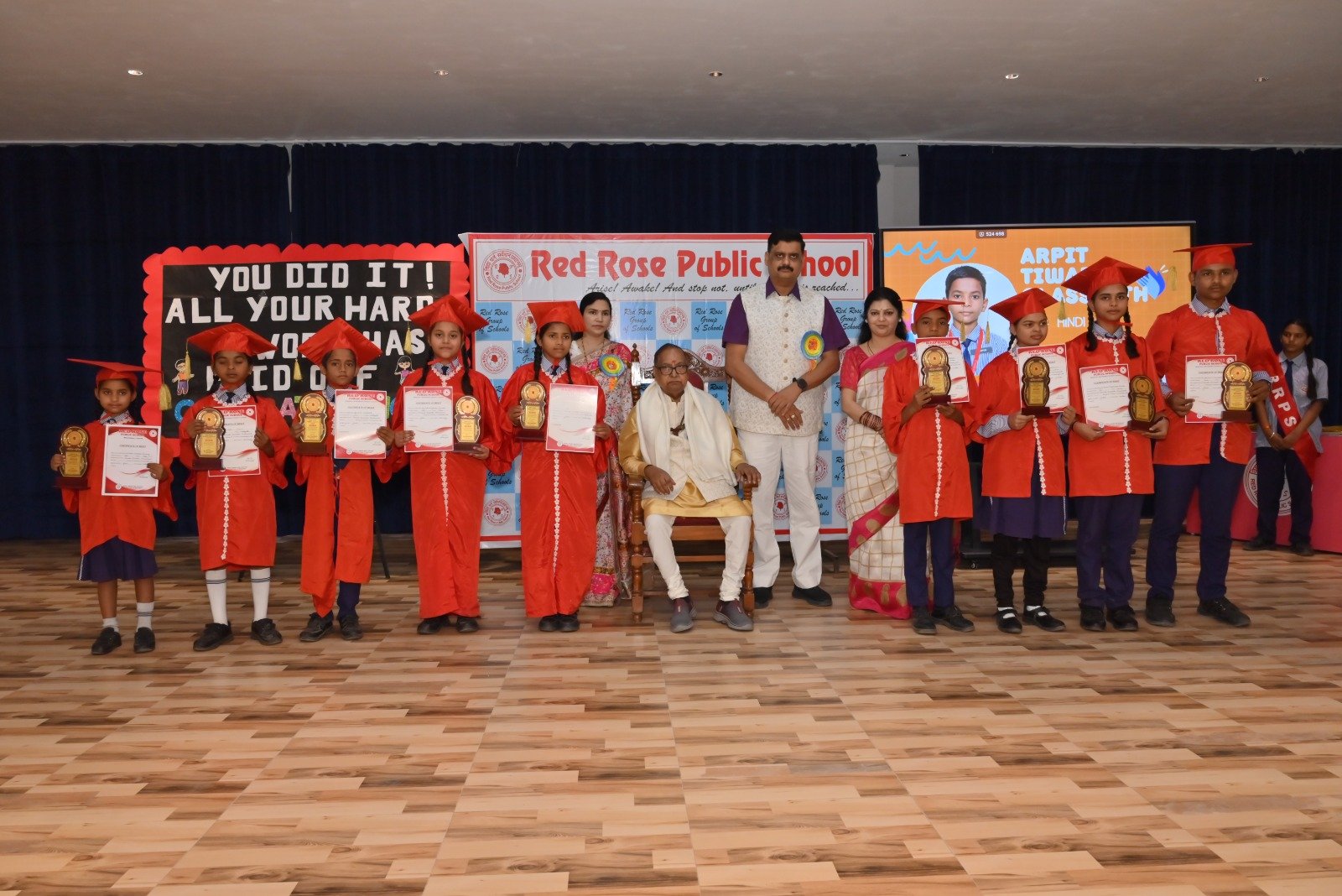 रेड रोज पब्लिक स्कूल में वार्षिक पुरस्कार वितरण समारोह आयोजित, मेधावी छात्र-छात्राओं का हुआ सम्मान | New India Times