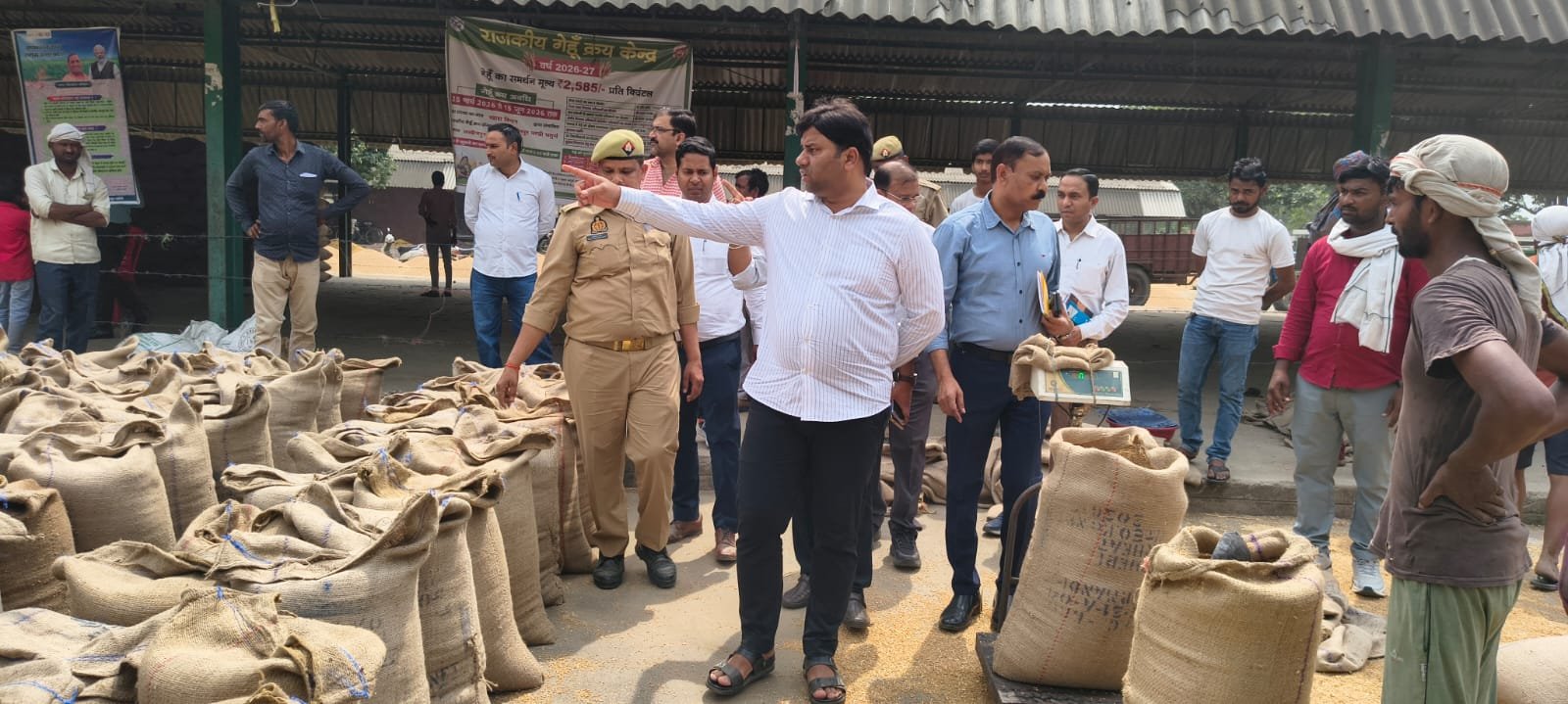 गेहूं खरीद की धीमी रफ्तार पर एडीएम सख्त, क्रय केंद्र प्रभारियों को लगाई फटकार | New India Times