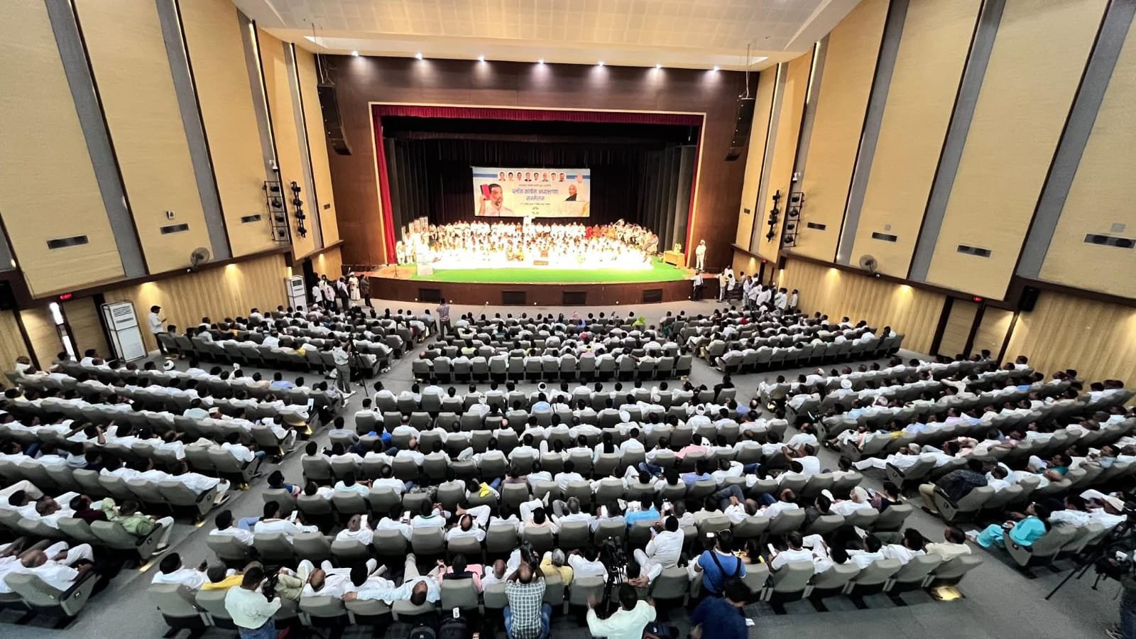 भोपाल में कांग्रेस का शक्ति प्रदर्शन: ब्लॉक अध्यक्षों के सम्मेलन में संगठन मजबूत करने की रणनीति पर जोर, 25 अप्रैल से शुरू होंगे ‘जनसंवाद सम्मेलन’, हर बूथ पर 30 हजार परिवार जोड़ने का लक्ष्य | New India Times