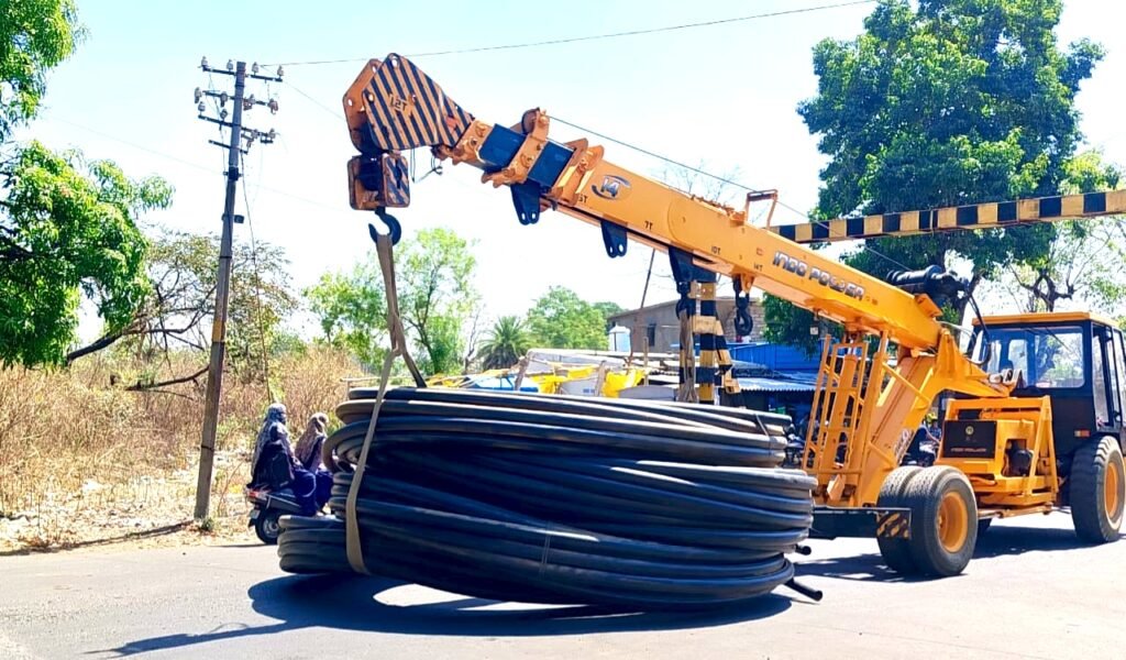 नल-जल मिशन के पाइप से भरा ट्रक रेलवे गेट में फंसा, घंटों बाधित रहा आवागमन | New India Times