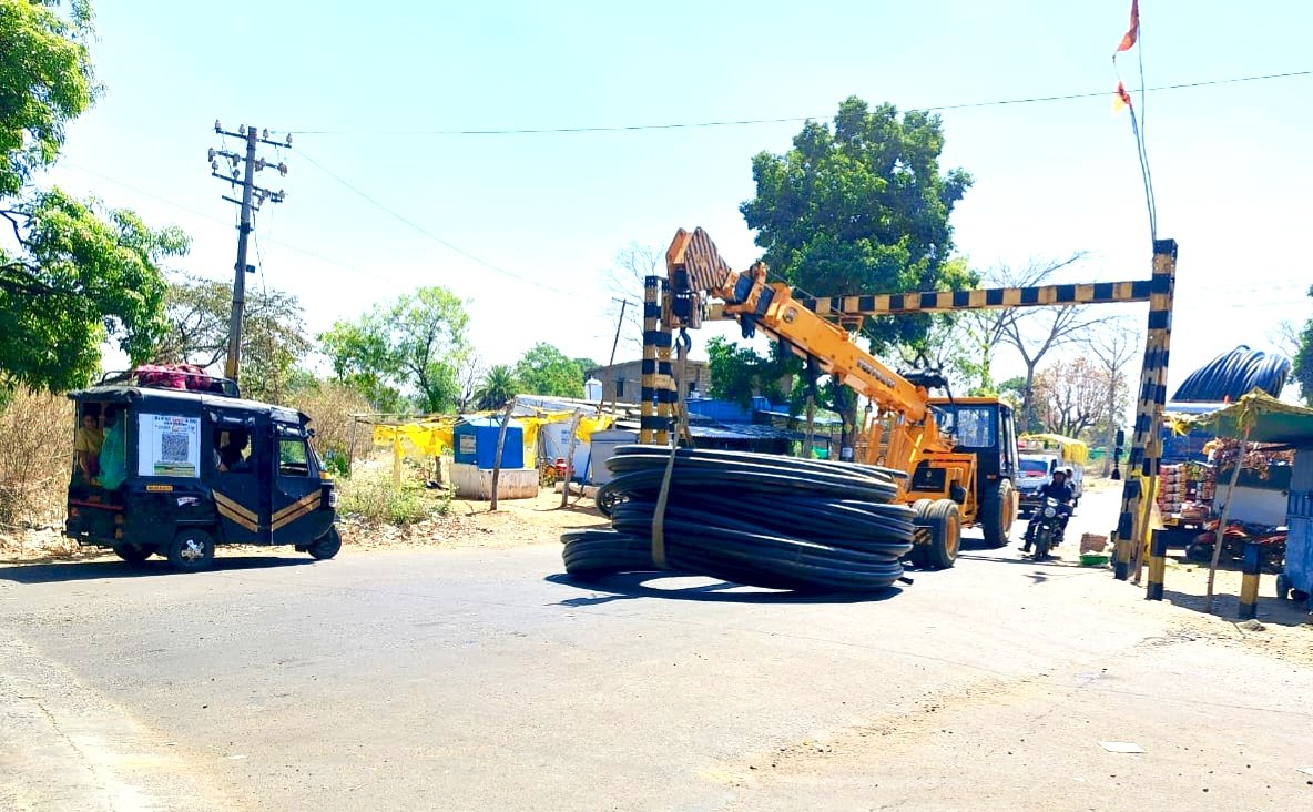 नल-जल मिशन के पाइप से भरा ट्रक रेलवे गेट में फंसा, घंटों बाधित रहा आवागमन | New India Times