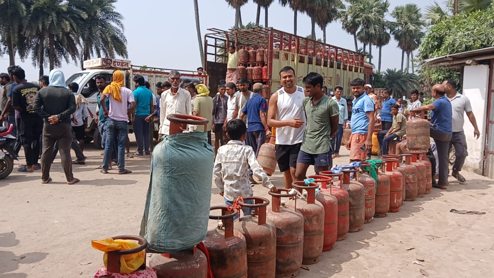सुल्तानगंज में घरेलू गैस की किल्लत से उपभोक्ताओं का हंगामा, ब्लैक मार्केटिंग के आरोप | New India Times