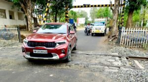 रेलवे गेट पर बड़े गड्ढों से राहगीर परेशान, हादसे का खतरा बढ़ा