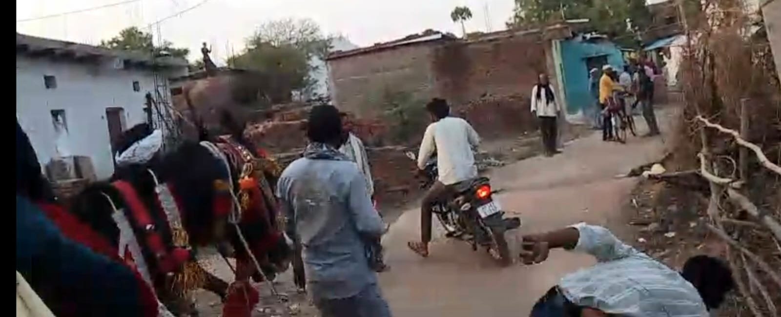 बुंदेलखंड में फिर दिखी सामंती सोच: दमोह में दलित दूल्हे को घोड़ी से उतारकर मारपीट, महिलाओं तक को नहीं बख्शा | New India Times