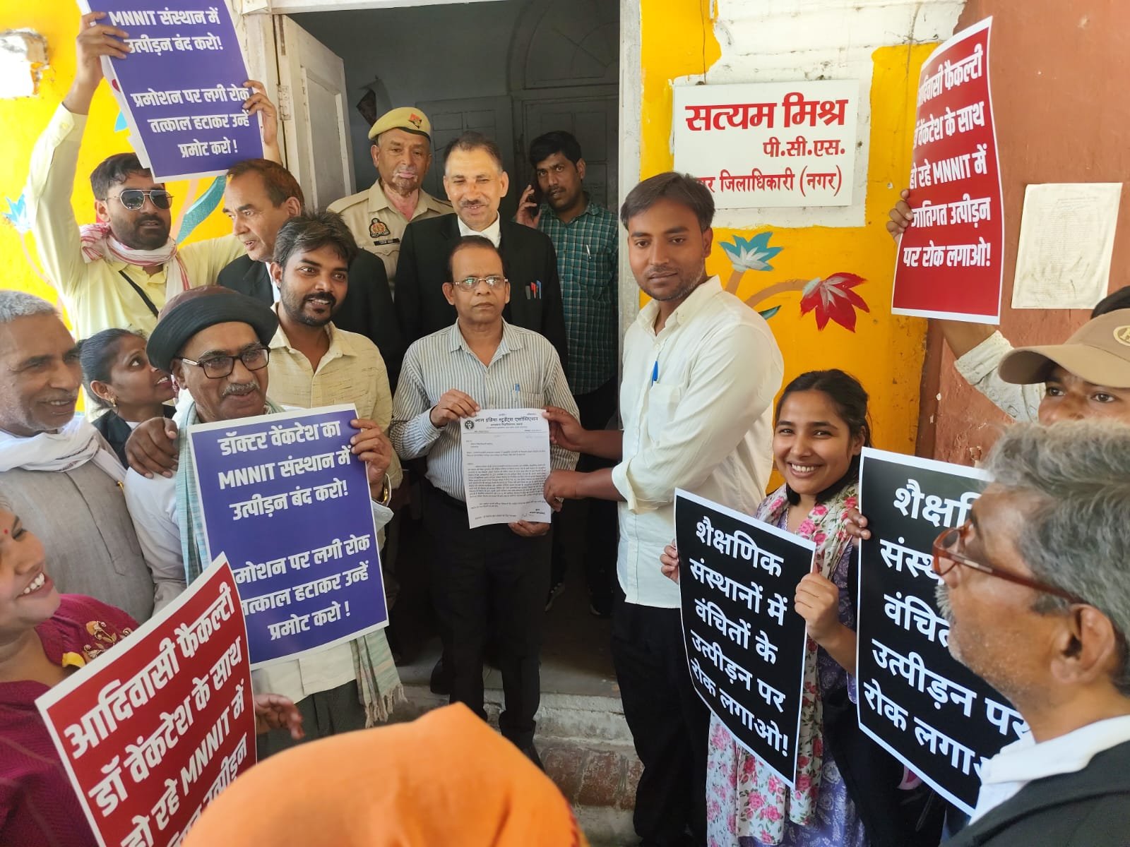 एमएनएनआईटी में प्रोफेसर डॉ. वेंकटेश के प्रमोशन पर रोक के खिलाफ आइसा का प्रदर्शन, डीएम को सौंपा गया ज्ञापन | New India Times