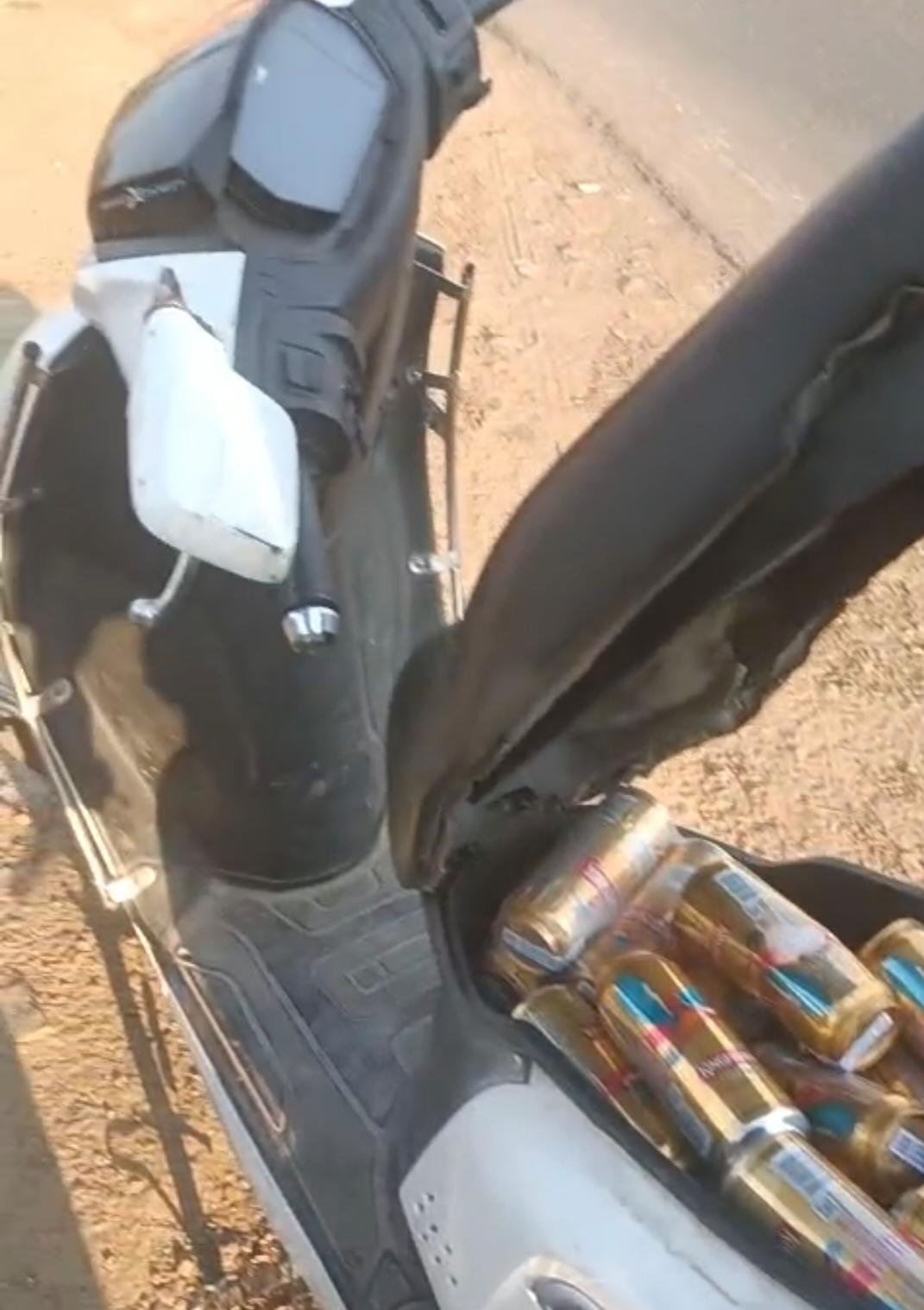 डूंगरिया रोड पर स्कूटी से शराब तस्करी का खुलासा, पुलिस ने बीयर कैन और वाहन किया जब्त | New India Times