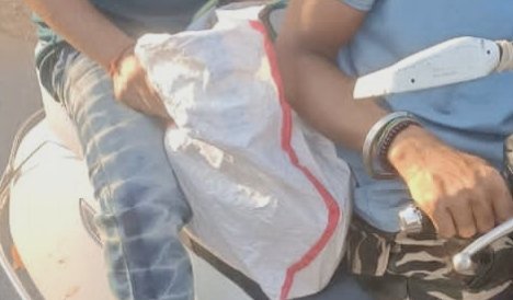 डूंगरिया रोड पर स्कूटी से शराब तस्करी का खुलासा, पुलिस ने बीयर कैन और वाहन किया जब्त | New India Times