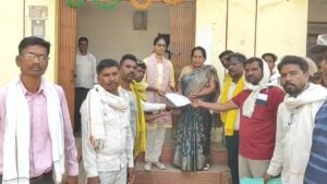 डब्ल्यूसीएल के सोलर प्लांट निर्माण पर रोक की मांग, भूमि जांच को लेकर एसडीएम को सौंपा ज्ञापन