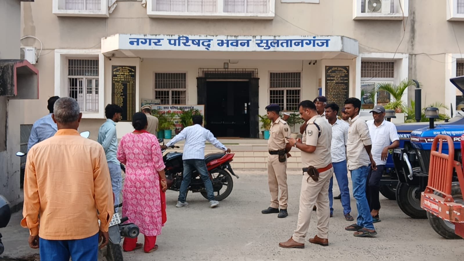 सुल्तानगंज नगर परिषद कार्यालय में दिनदहाड़े फायरिंग, सभापति गंभीर रूप से घायल, कार्यपालक पदाधिकारी की मौत | New India Times