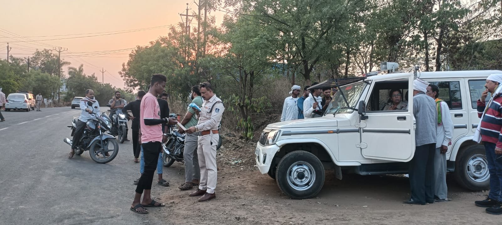 पांढुर्णा में यातायात नियमों की अनदेखी पर सख्ती, पुलिस की चालानी कार्रवाई और जागरूकता अभियान | New India Times