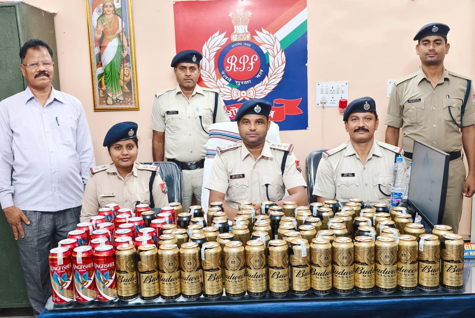 भागलपुर रेलवे स्टेशन पर 96 बोतल विदेशी शराब बरामद, आरपीएफ की बड़ी कार्रवाई | New India Times