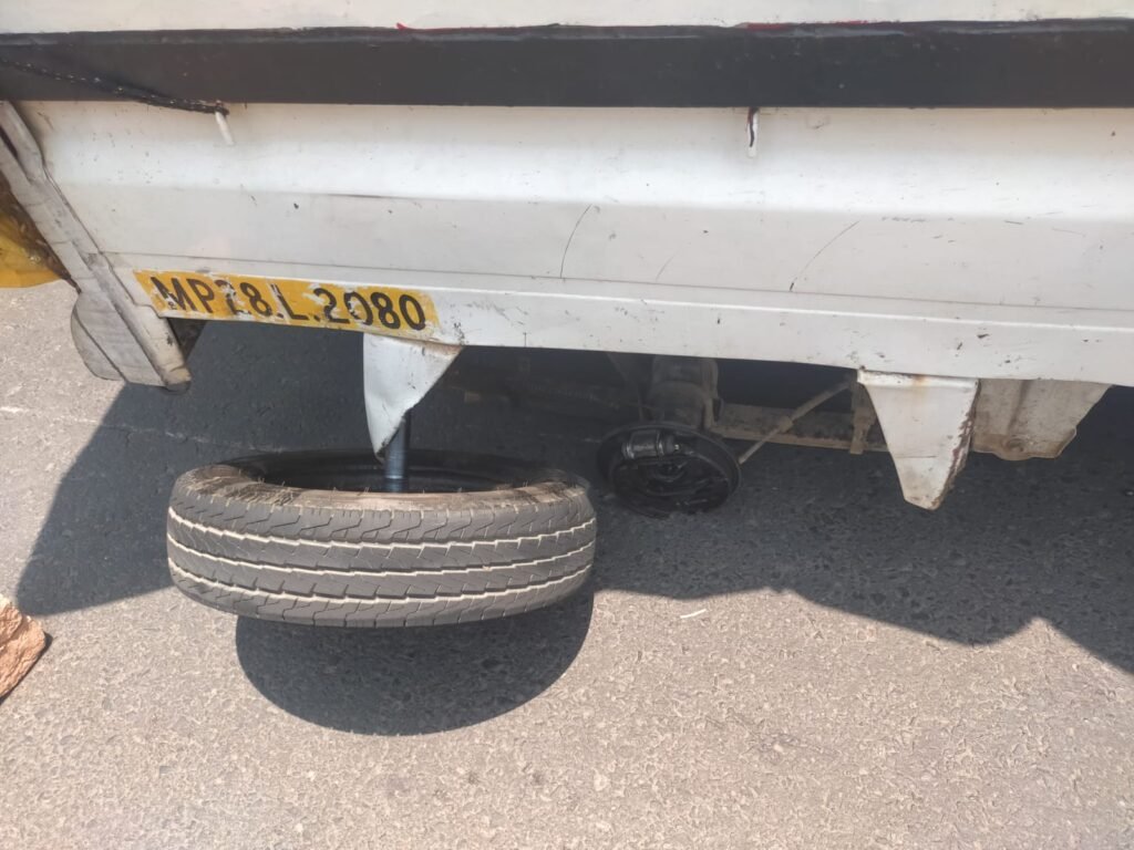 चलती मालवाहक गाड़ी का पहिया निकला, बड़ी दुर्घटना टली | New India Times